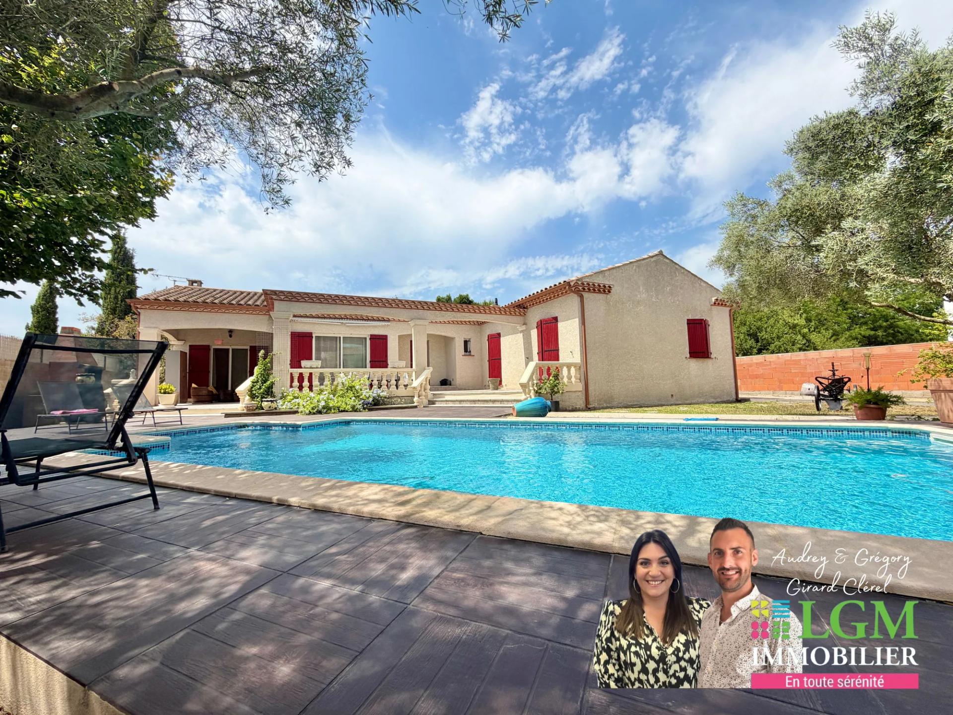 Maison de plain-pied, 4 chambres, piscine, 1000m2 de terrain, au calme, proche du centre