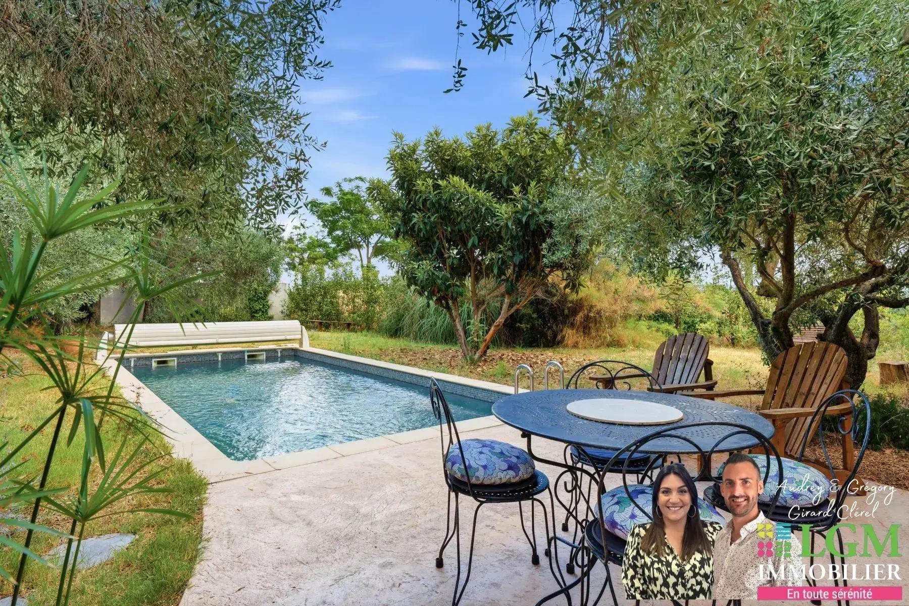 Une maison familiale aux allures de maison de vacances, nichée dans un écrin de verdure